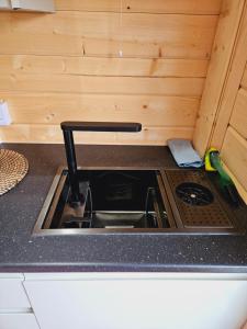 Η κουζίνα ή μικρή κουζίνα στο Cosy Self-Contained Log Cabin, Private Entrance & Free on St Parking