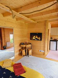 Khu vực ghế ngồi tại Cosy Self-Contained Log Cabin, Private Entrance & Free on St Parking