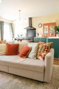 un sofá con almohadas en la cocina en Southsea, Portsmouth - Two Bedroom Apartment - Newly Refurbished Throughout - Treetop Sea Views, en Portsmouth