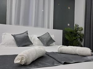 Кровать или кровати в номере Nyali Luxury