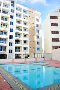 uma piscina vazia em frente a um edifício em Nyali Luxury em Mombaça