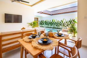 Balibay 1 - New Private Villa in Canggu - Best place for walk في كيروبوكان: غرفة طعام بها طاولة وكراسي