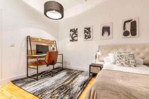 um quarto com uma cama, uma secretária e uma cadeira em Apartamento Retiro Place II en Madrid em Madri
