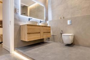 uma casa de banho com 2 lavatórios e um WC em Apartamento Retiro Place II en Madrid em Madri