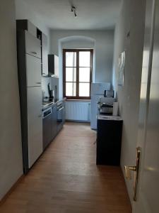 una cucina con frigorifero e finestra di Wachau - Angenehm ruhiges Zimmer 6 a Mautern an der Donau