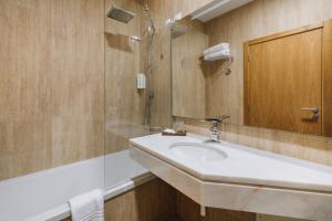 bagno con lavandino e doccia di Alva Valley Hotel a Oliveira do Hospital