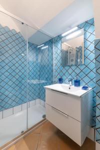 uma casa de banho com um lavatório e um chuveiro em Apartment Stella Maris em Capri