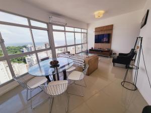 sala de estar con mesa de cristal y sillas en Luxury Surround Sea View Apartment, en Salvador