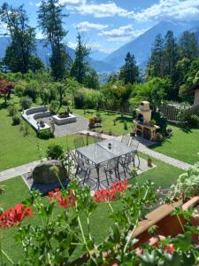 una mesa de picnic en un jardín con montañas al fondo en Waldoase, en Scena