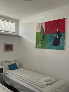 een slaapkamer met een bed en een schilderij aan de muur bij Warsaw View Apartment in Warschau