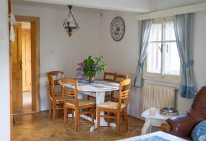 - une salle à manger avec une table et des chaises dans l'établissement Roubenka Doubravice, à Hrubá Skála