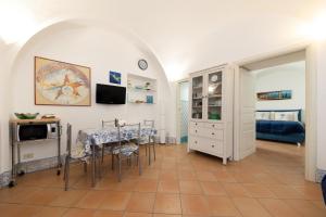 uma cozinha e sala de jantar com mesa e cadeiras em Apartment Stella Maris em Capri