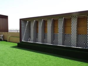 um edifício com relva verde à frente em Luxurious 2 Bedroom Penthouse For Rent em Rawalpindi