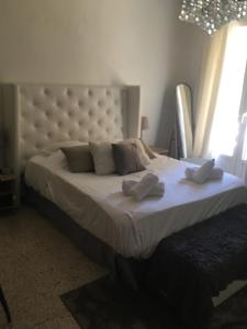 een slaapkamer met een groot wit bed met 2 kussens bij Chateauneuf du Pape - suite familiale - chez Marie in Châteauneuf-du-Pape