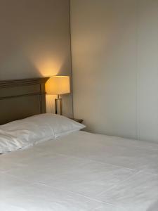 Postel nebo postele na pokoji v ubytování Hôtel du Théâtre, Boutique Hôtel