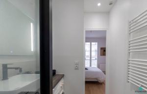 a bathroom with a tub and a bedroom with a bed at Mentor Molly in Amadora