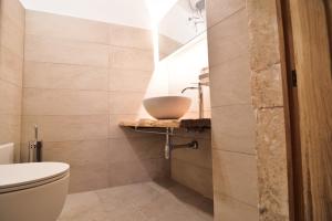 bagno con servizi igienici e lavandino di Civico 60 Apartments a Ceglie Messapica