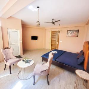 sala de estar con sofá, mesa y sillas en Hotel near dwarka sec -8, en Nueva Delhi