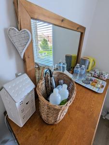 een tafel met twee manden en een doos erop bij Cosy guest room in a family home in Edinburgh