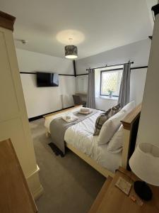 a bedroom with a bed and a window at The Fishmongers Tavern in Sheringham