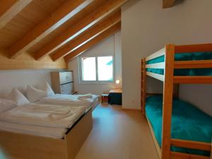Katil dua tingkat atau katil-katil dua tingkat dalam bilik di Attika, atemberaubende Aussicht