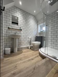 W łazience znajduje się umywalka, toaleta i prysznic. w obiekcie The Fishmongers Tavern w mieście Sheringham
