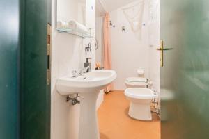 een badkamer met een wastafel en een toilet bij La Casetta del Casale In Vigna, CinqueTerreCoast in Casarza Ligure