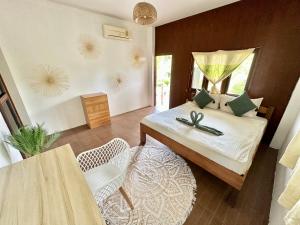 um quarto com uma cama, uma mesa e cadeiras em Oh'lala Bungalow em Ko Phangan