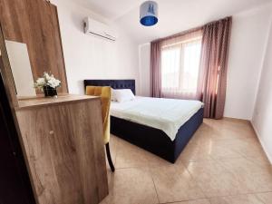 een kleine slaapkamer met een bed en een raam bij Famagusta Antoniya in Aheloy