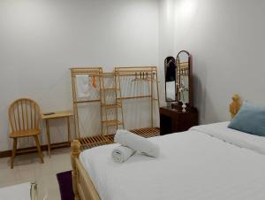 1 dormitorio con 2 camas, escritorio y silla en Rimnim Hostel, en Chiang Mai