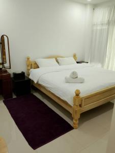 1 dormitorio con 1 cama con sombrero en Rimnim Hostel, en Chiang Mai