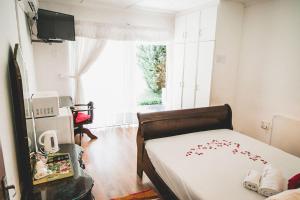 Μια τηλεόραση ή/και κέντρο ψυχαγωγίας στο Khol Newman Bed and Breakfast