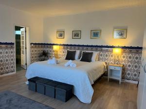una camera con un grande letto con due lampade di Vila Pombal Tomar Apartments - Pool & City Views a Tomar