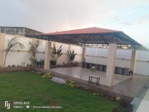 a building with a pavilion in the middle of a yard at Kookee Villa in Hātgarh