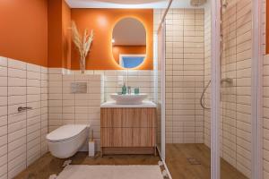 een badkamer met een wastafel en een spiegel bij Cozy apartment with huge terrace in Vilnius
