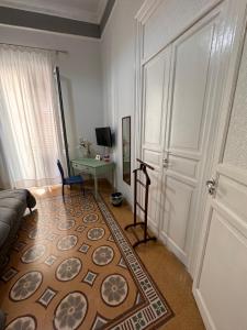 salon z drzwiami i dywanem w obiekcie Kalsa home w mieście Palermo