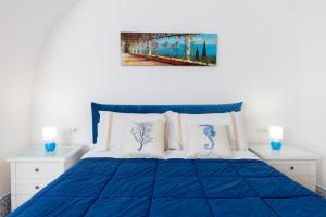 um quarto com uma cama azul e duas velas azuis em Apartment Stella Maris em Capri