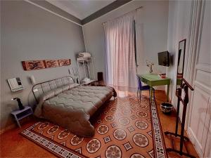 sypialnia z łóżkiem, stołem i oknem w obiekcie Kalsa home w mieście Palermo