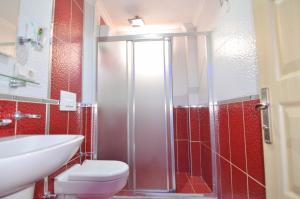 La salle de bains est pourvue d'une douche, de toilettes et d'un lavabo. dans l'établissement Mykonut Apart Hotel, à Fethiye