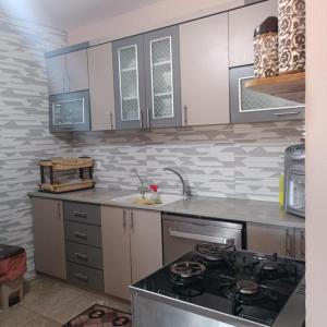 uma cozinha com um fogão e uma bancada em Abram's appartment in the Center of Bethlehem city em Belém