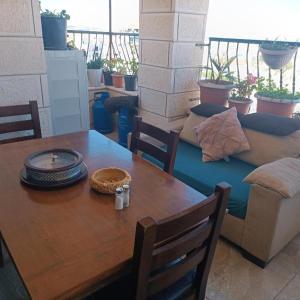 einen Tisch und ein Sofa im Wohnzimmer in der Unterkunft Abram's appartment in the Center of Bethlehem city in Bethlehem