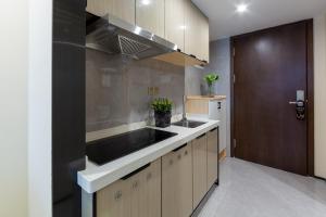 Cucina o angolo cottura di Serveyou International Apartment - Free Airport Pickup & Free Canton Fair Shuttle Bus