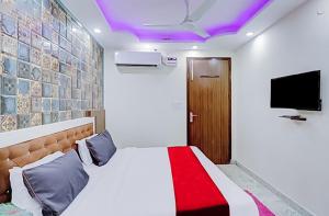 1 dormitorio con 1 cama y TV en el techo en Hotel Green Palace- Near Anand Vihar Railway Station, en Nueva Delhi