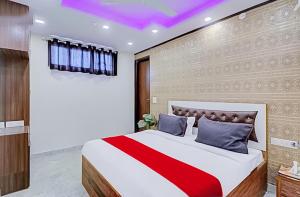 1 dormitorio con 1 cama grande y techo púrpura en Hotel Green Palace- Near Anand Vihar Railway Station, en Nueva Delhi