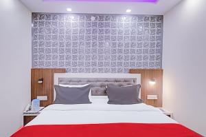 1 dormitorio con 1 cama grande con manta roja en Hotel Green Palace- Near Anand Vihar Railway Station, en Nueva Delhi