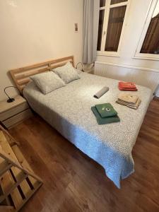 ein Schlafzimmer mit einem Bett mit einer blauen Decke in der Unterkunft Au beffroi in Thuin