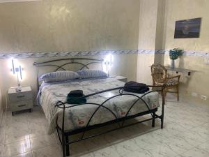 1 dormitorio con 1 cama, 1 mesa y 1 silla en B&B Buena Vista en Focene