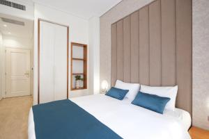 Postel nebo postele na pokoji v ubytování Golden City Hotel , Tirana
