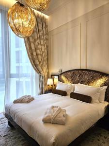 ブリュッセルにあるHotel Fleur de Villeのベッドルーム1室(大型ベッド1台、タオル2枚付)
