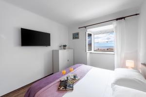 Habitación blanca con cama y ventana en Apartment Viki, en Dubrovnik